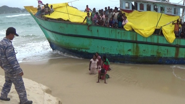 tamil-refugees-boat (2)