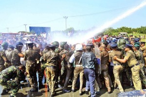 hambantota-protesters