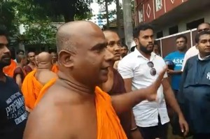 Sinhala-Ravaya-Buddhist-monks-against-Rohingya