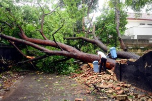 srilanka-cyclone -OCKHI (1)